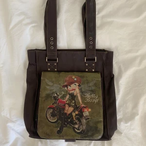 Betty boop väska - Äkta vintage betty boop väska i jättefint skick, stor nog för att ha väska i.