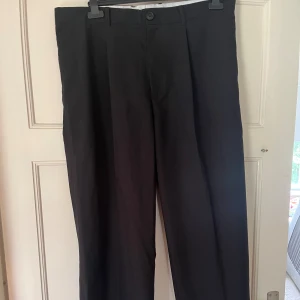 Uno loose suit pants - Vida kostymbyxor från WEEKDAY Passar mig bra i längden och jag är 195cm Dom var lite stora i midjan på mig men med ett bälte sitter dom bra