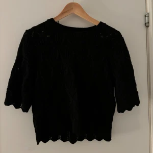 Stickad tröja  - Svart stickad tröja från ONLY med trekvartslånga ärmar.  Jättefint skick, använd endast få gånger. Storlek M💗