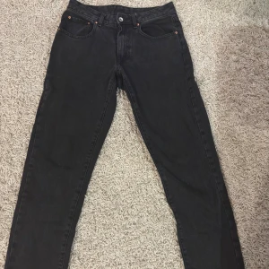 Svarta vailent byxor - Säljer nu mina vailent byxor då det har blivit. Har inte använt de så mycket och är i bra skick.