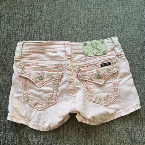 Miss me shorts - så sällsynt miss me shorts. Den har inga defekter och är i helt nyskick🩷Midjebredd är 35 cm och längden på shortsen är 28 cm