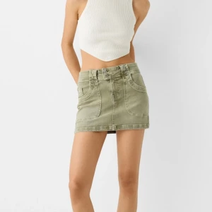 Jeanskjol - Jättefin jeanskjol från bershka. Använd 2 gånger så i nyskick!