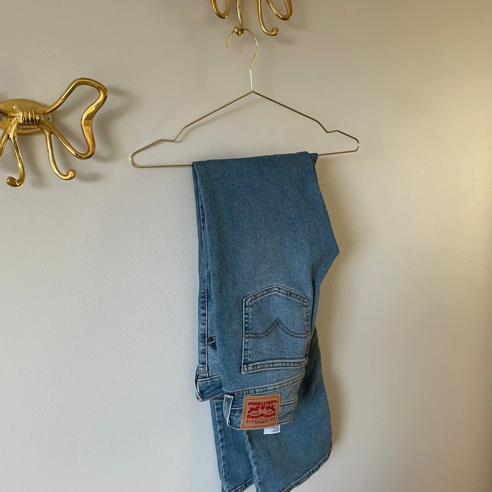 Low waisted bootcut jeans i w27 och l34 så passar oss lite längre. Jättefint skick och inget att anmärka på!. Jeans & Byxor.