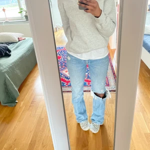 Grå hoodie  - Säljer min favorit hoodie som jag inte längre använder❤️ den har inga defekter eller tecken på skada, den är köpt från junkyard och har skönt material ❤️🪩