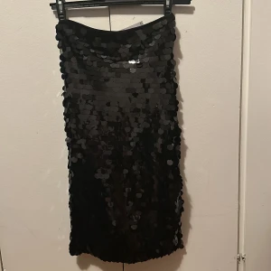 Svart paljettklänning - Svart tuff paljettklänning från Gina Tricot i storlek XS. Prislapp finns kvar. Klänningen är inte ens testad.