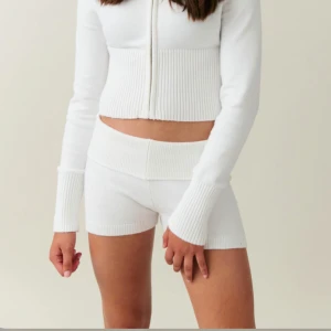 Knitted shorts Gina - Lågmidjade shorts i fint skick 