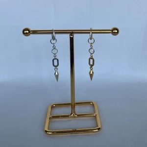 Örhängen  - Finns i guld och silver. Köp för 109kr/st Eller 179kr/ paret. Modell 155 Smyckes ställningen finns även att köpa för 299kr!