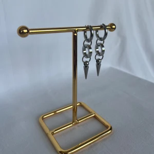 Örhängen  - Finns i guld och silver. Köp för 109kr/st Eller 179kr/ paret. Modell 154 Smyckes ställningen finns även att köpa för 299kr!