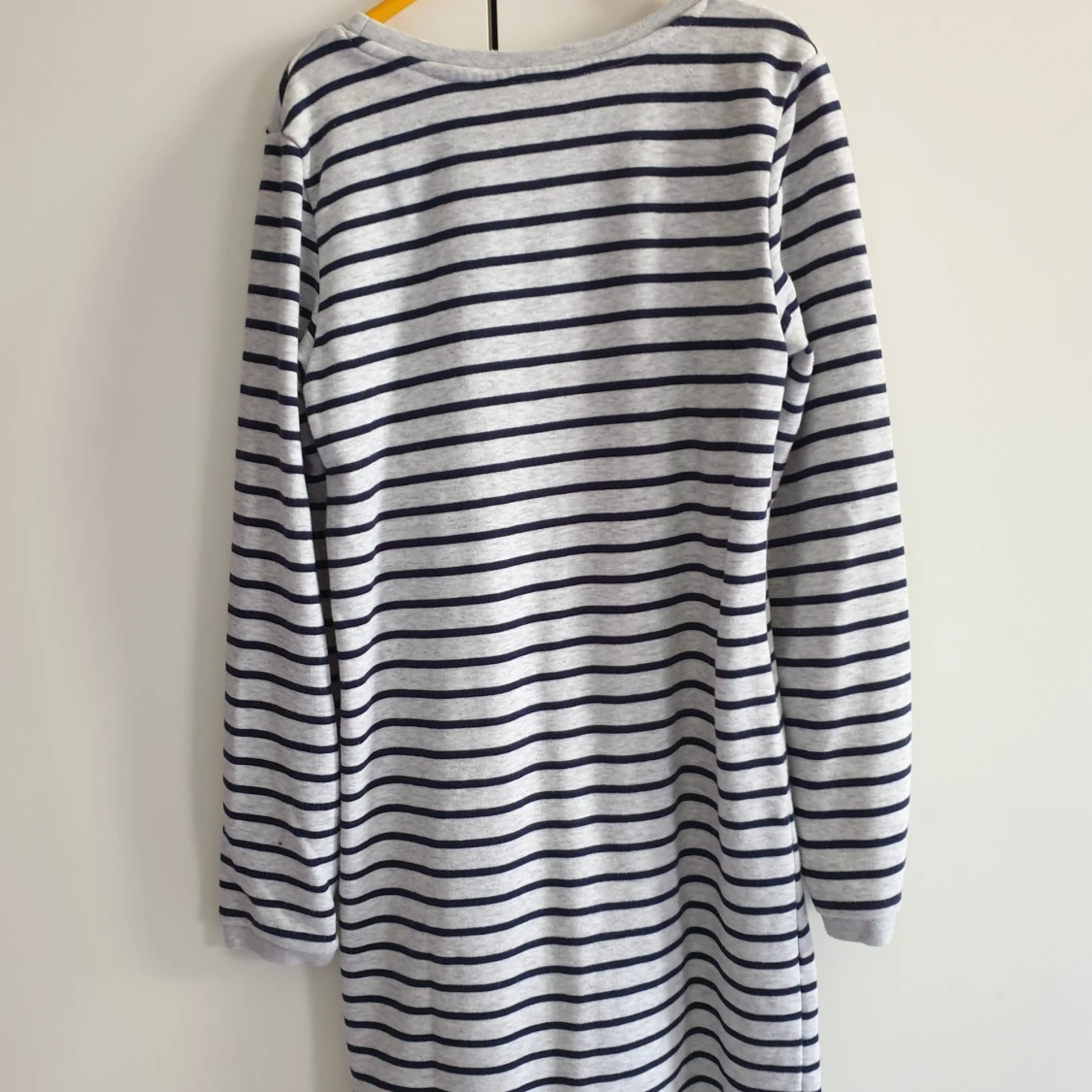 Randig klänning med paljettmotiv - 92