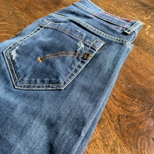 Dondup "GEORGE" Skinny fit - Hej, säljer nu ett par Dondup's i nyskick helt oanvända. Storleken är 31 och passar runt 180cm. Nypris är cirka 3500kr och kommer vara riktigt snygga nu i sommar. Vi kommer att sälja liknande produkter nu i sommar så glöm inte följa profilen!🌊🍾