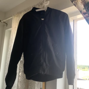 Jacka divided - Liknande bomba jacka  Märke divided my läcker k