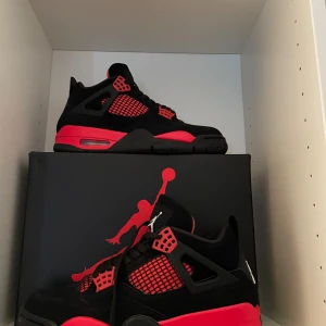 Air jordan 4 Red Thunder - Riktigt fräscha j4’s i storlek 40  Box medföljer vi köp