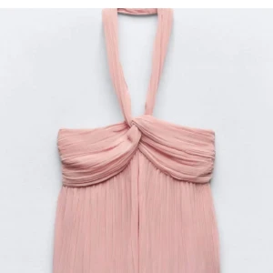 Zara blus  - Super snygg rosa zara knytblus. Jättefin och passar perfekt till sommaren. Passade  tyvärr inte mig. Kontakta gärna vid frågor eller intresse💗❤️☀️