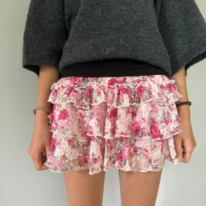 Blommig volang kjol - En fin sommar kjol i storlek XS med säkerhets shorts. Använd få tal gånger!❤️