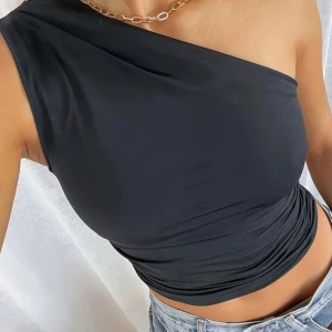 Mörkgrå topp - Mörkgrå topp använd ca 1-2 ggr.  Strl S Säljer pga inte min stil. Köpt för 55 kr💕