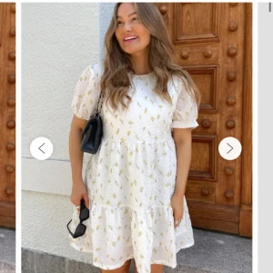 Klänning BYIC - Super fin sommar klänning från BYIC. Ny pris 649 kr. Säljer då den tyvärr är lite för stor på mig. Aldrig använd, bara testad 🌸 Pris kan diskuteras vid snabb affär 