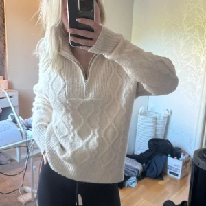 Ull tröja - Tjock ull tröja ifrån indiska, använd 2-3 gånger, köpt för 700 kr