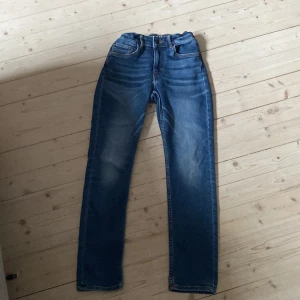 Snygga mörkblåa jeans - Säljer dessa skitsnygga jeans vet inte var dom är ifrån dom är knappt använda.De är supersköna att ha på sig. Dom är skinny/slim fit vilket är super bra om du vill ha grisch stilen eller bara allmänt gillar smalare jeans.Priset är inte hugget i sten