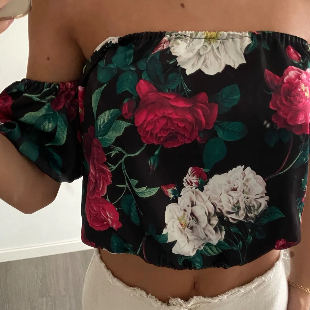 Off shoulder topp från Bikbok. Endast använd 2 gånger. Storlek S. . Toppar.