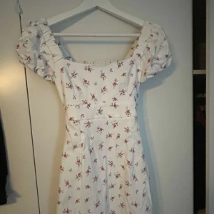 Blommig klänning - blommig klänning från stradivarius🌸💓Pris kan diskuteras!!  har använt en gång och är i storlek XS