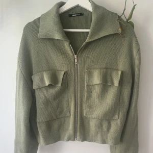 Grön kofta - Superfin grön kofta från Gina Tricot som tyvärr inte kommer till användning längre! 