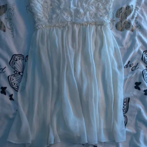 Vit kläning  - Fint skick finns en pytte liten fläck men syns inte allss 