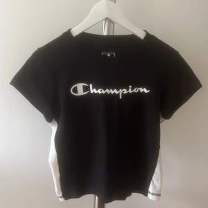 Säljer två Champion T-shirts som aldrig har använts. Det är perfekta till vardags eller träningen. Går att köpa 1 eller båda. 1 för 60kr, 2 för 90kr. 🌸✨
