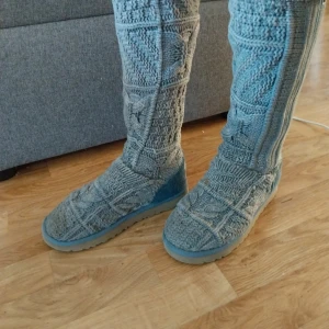 Äkta Uggs nyskick snabb affär 800 - Äkta stickade Uggs knappt använda, jätte sköna. Inga defekter eller fläckar Jätte bra kvalitet och kommer från rök och djur fritt hem. Hög modell som går att kasa ner,  MODELL FINNS EJ LÄNGRE  Snabb affär 800 🩷
