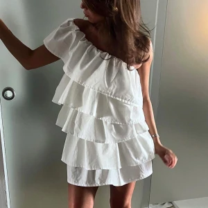 Studentklänning - Jättefin studentklänning i nyskick😍😍 kommer bara sälja vid bra bud!!! Inte jag på bilderna