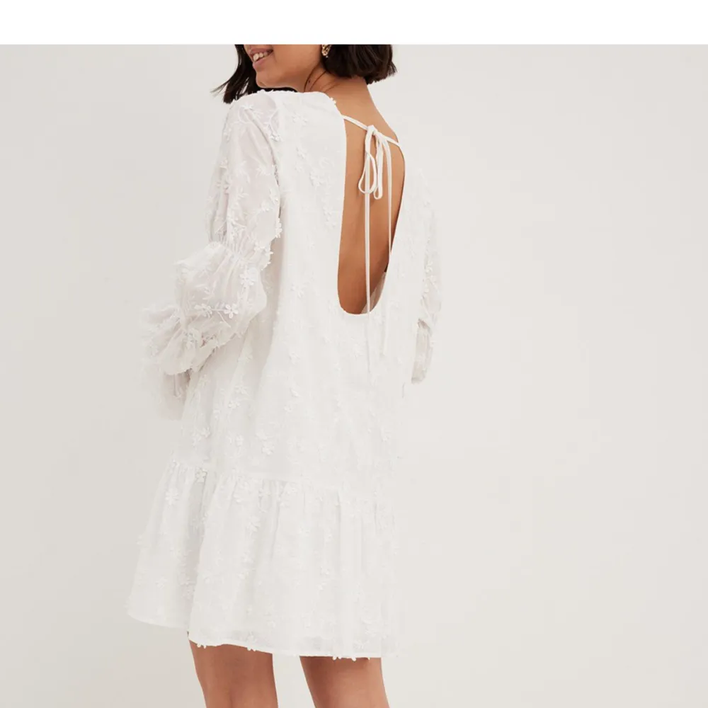 Somrig vit klänning. Passar perfekt som studentklänning. Helt oanvänd och prislappen sitter kvar. Finns inte kvar på hemsidan. . Klänningar.