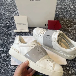 Valentino open - Hej säljer mina valentinos nu för att jag letar andra skorn nu inför sommaren. Har box och lapparna till skorna. Det ser ej riktigt ut som de två första bilderna för så såg de ut när ja köpte dem men de tredje bilden för hur de ser ut nu💰🔱