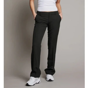 Lågmidjade kostymbyxor - Lågmidjade kostymbyxor från BikBok i modellen Vera. Fint skick!💗 kom privat för mer info eller fler bilder💗38 men passar 36 också. Populärt och säljs snabbt! Original pris 499💗