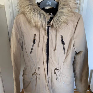 Jacka  - En fin beige jacka i bra skick, Storlek S, säljer pågrund av utrensning 