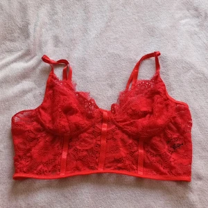 Spetstopp i strl L - En röd spetstopp från Shein i strl L. Super fin att ha till fest eller konserten men tyvärr för stor för mig. Använd ca 3 gånher men tvättad x antal gånger mer därav lappens skick