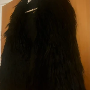 Fake fure jacka - Storlek M fake fure funkar året om. Gott skick. 