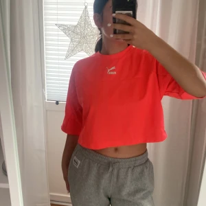 Tränings tröja i neon rosa - Tröjan är i nyskick, croppad, neon rosa