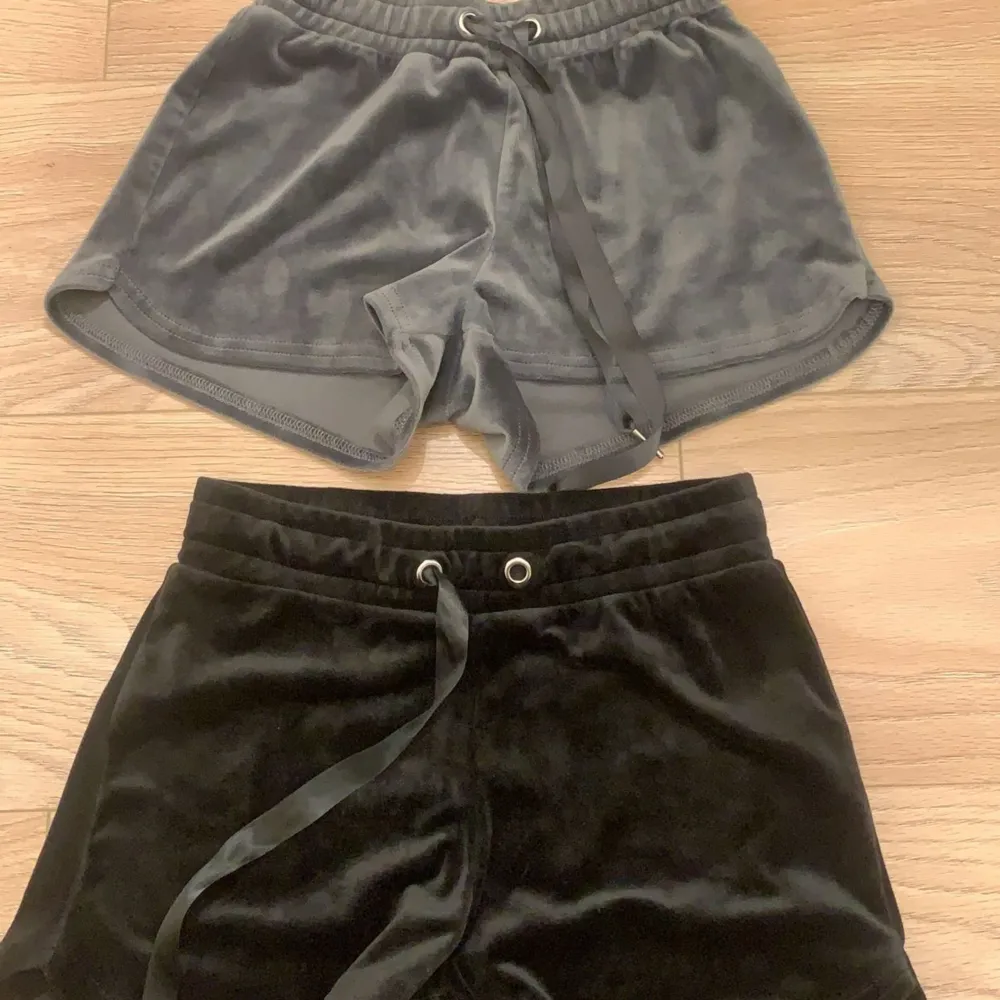 Två par shorts i mjukt material från ginatricot, kan köpas för sig eller tillsammas (EN KOSTAR 60). Shorts.