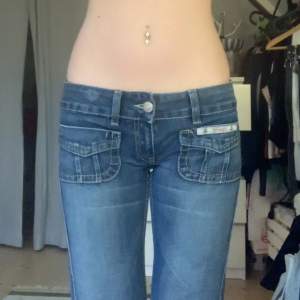 Skitsnygga lågmidjade jeans i storlek 27/32, inga defekter💗Hör av er vid frågor