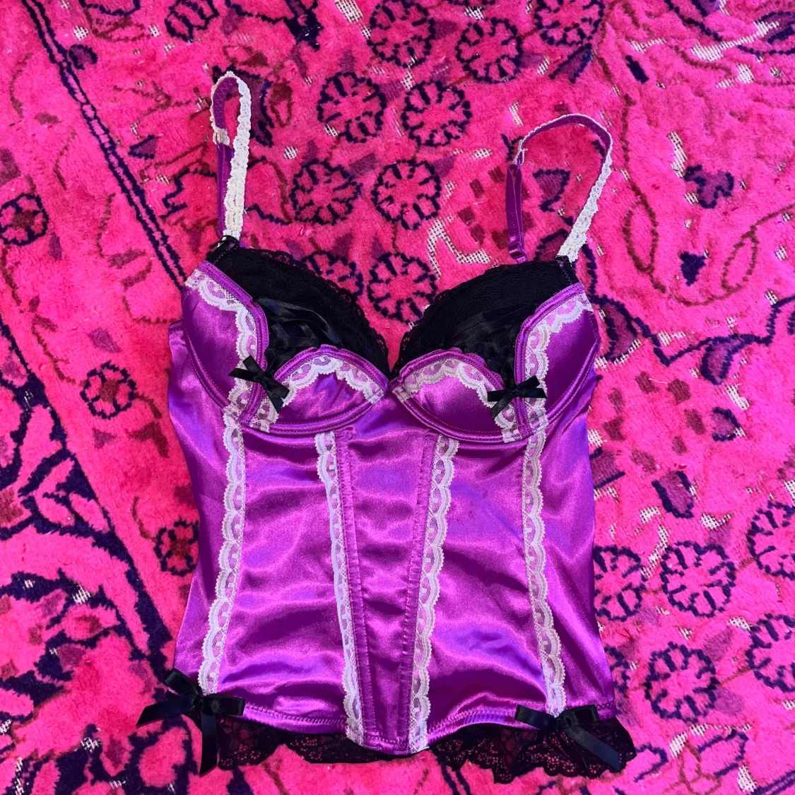 Korsett med rosetter och spets 