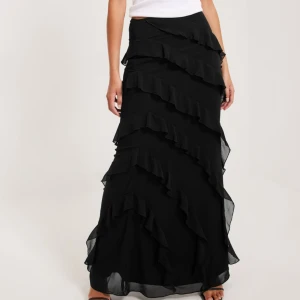 Volangkjol - Intressekoll på min absoluta favoritkjol som är slutsåld. Den är köpt på bohoo men är extremt lik den från Nelly. Kjolen är i bra skick men finns en liten slitning längst ner, hör av dig för bild! 💕 