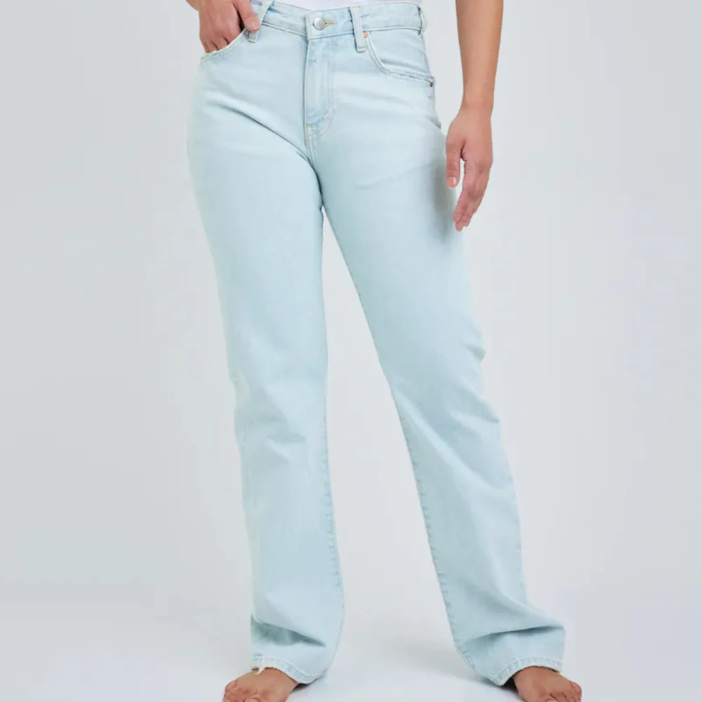Säljer dessa jättefina ljusblåa jeans från bikbok då dom inte kommer till användning💓 perfekta nu till sommaren! Väldigt bra skick och bara använda ett fåtal gånger.. Jeans & Byxor.