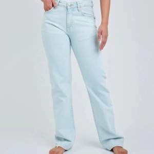 Säljer dessa jättefina ljusblåa jeans från bikbok då dom inte kommer till användning💓 perfekta nu till sommaren! Väldigt bra skick och bara använda ett fåtal gånger.