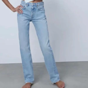 Lågmidjade jeans från Zara - Säljer dessa snygga klassiker😍Lågmidjade ljusblå jeans från zara. Så fina och passar till allt. Tyvärr blivit försmå för mig :( ganska små i storleken så skulle säga S, men passar nog Xs och M beroende på hur löst/tight man vill ha dem
