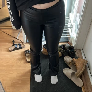 Skinnbyxor - Lågmidjade skinnbyxor med slits nertill, superfina och använda ganska mycket säljs för dom är för små för mig. 