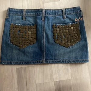 Jeans kjol  -  Jätte snygg denim kjol med coola fickor! Kjolen av sig själv har fina detaljer. Helt oanvänd och i Nyttskick. Köpt från märket Extyn Denim för 1999kr och säljer för 800kr💗