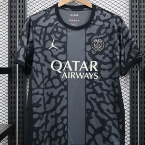 Psg t shirt 2023/2024 - Hej jag har en helt ny psg t shirt här för salu vill sälja den eftersom den är lite stor på mig den e storlek S o passar M För mer frågor eller bilder kontakta mig pris kan diskuteras 