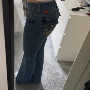 Lågmidjade jeans från hm, helt slutsålda!!! Använt fåtal gånger, därför som nya. Storlek: 36, innebenslängd: ca 80cm, midjemått rakt över: ca 38cm💓💓