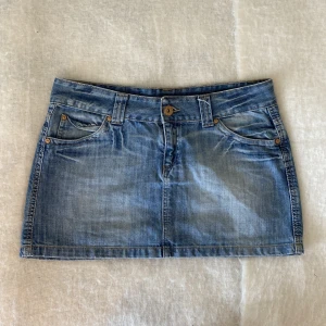 Lågmidjad jeanskjol - Storlek M/38🌸