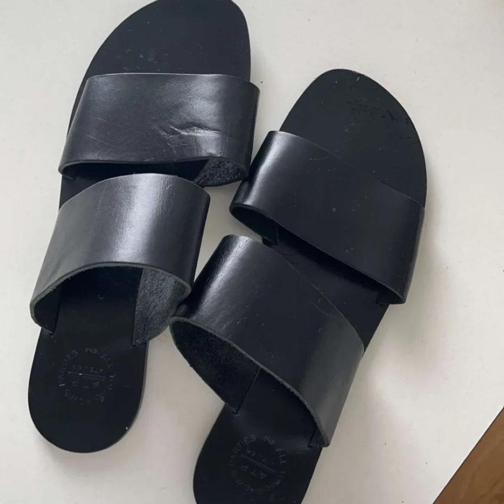 Svarta sandaler köpta för 1500 storlek 40 passar dock bra på 38 och 39 äkta läder. Skor.
