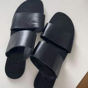 Svarta sandaler köpta för 1500 storlek 40 passar dock bra på 38 och 39 äkta läder